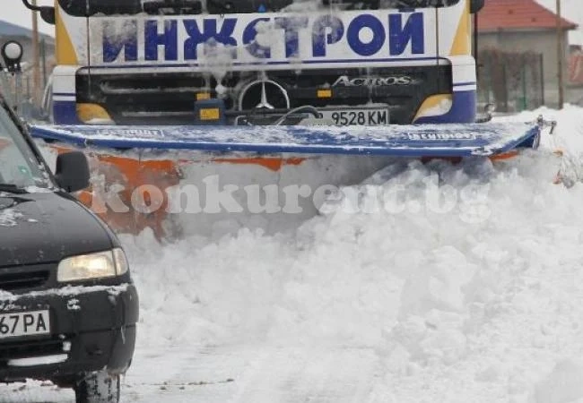 Снегорин блъсна кола на главен път Е-79