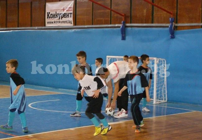Отбори от забавачки играха футбол