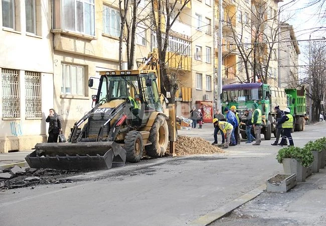 Спукана тръба e предизвикала срутването на бул. „Демокрация”