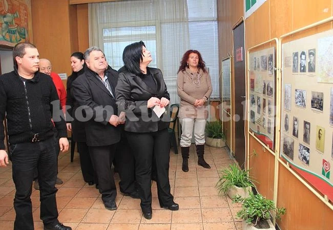 Показаха историята на червените в изложба