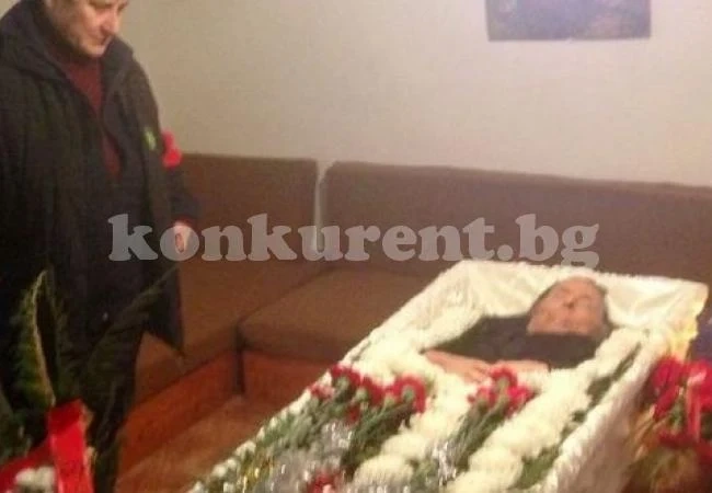 Изпратиха скромно съпругата на Желю Желев, ще я положат в гроба на баща й