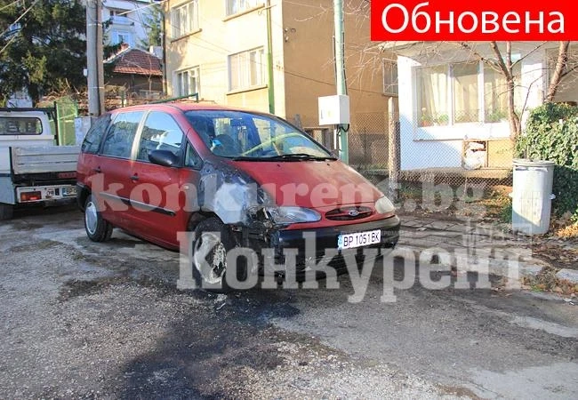 /Снимки/Запалиха колата на врачанин