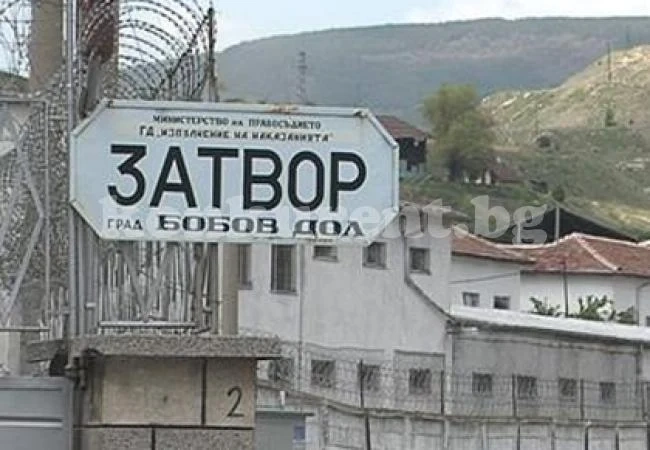 Затворници: Спим по 15 в килия, няма храна и вода
