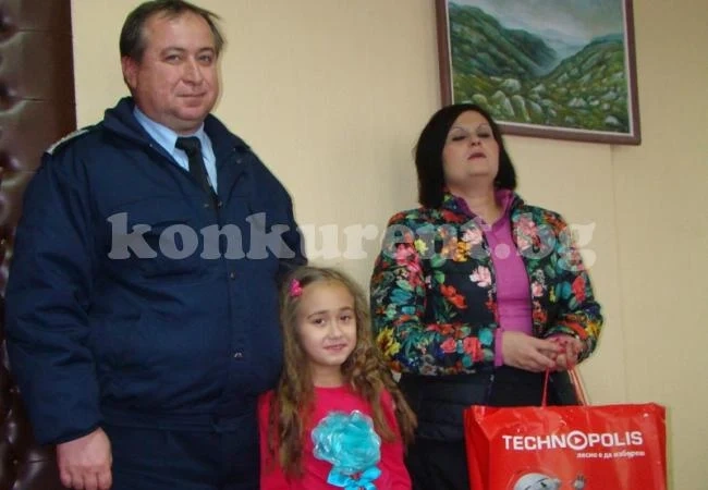 Зарадваха дете на загинал полицай с подаръци
