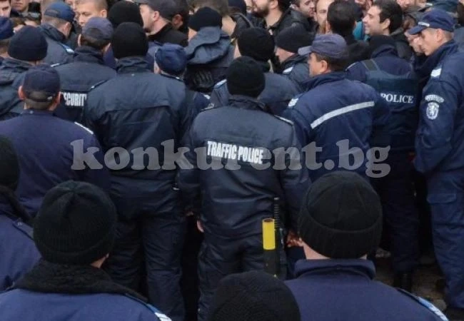 Полицаи плашат с протест
