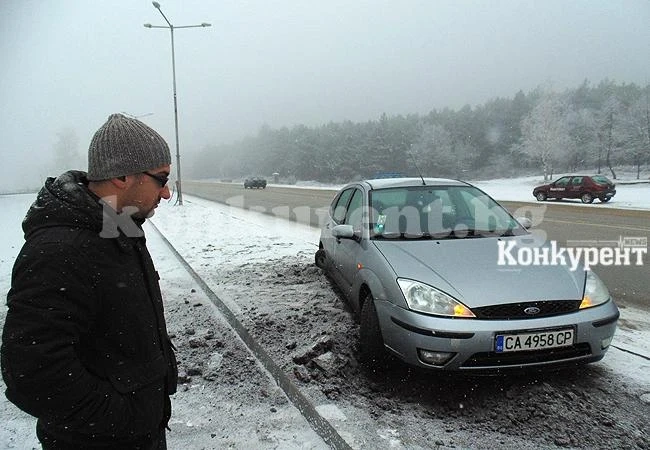 Мъж се върти с колата си при \