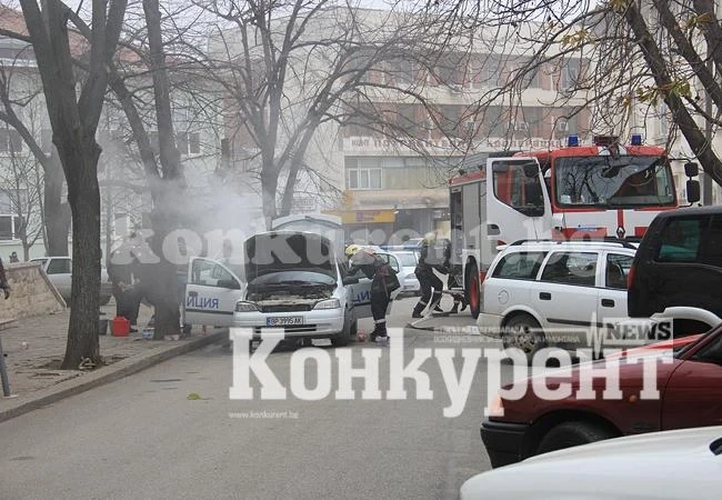Патрулка пламна пред полицията