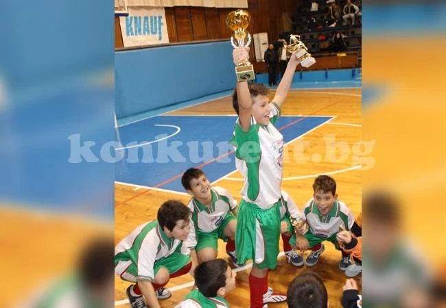Зарадваха малки футболисти предколедно