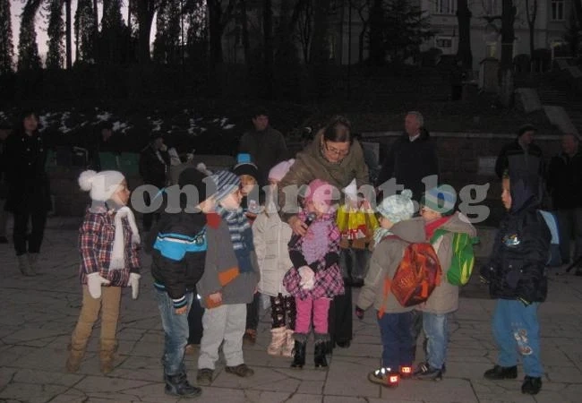Грейнаха светлините на коледната елха