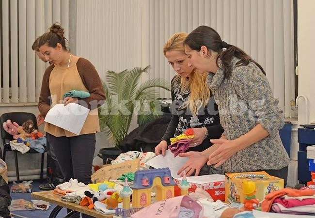 Събраха подаръци за деца на затворници