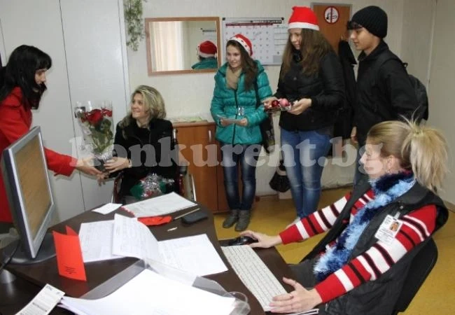 Ученици зарадваха център с подаръци