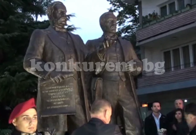 Пияни войници в Карлово препикаха паметника на братята Евлоги и Христо Георгиеви