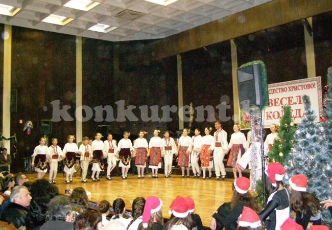 Проведоха коледно шоу „Звезди край елхата”