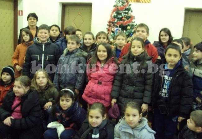 Хлапета спретнаха коледно парти