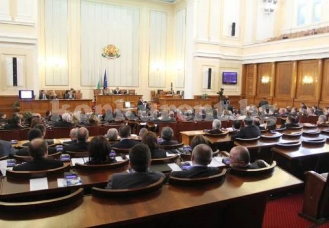 Депутатите откриха последния работен ден с минута мълчание
