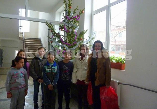Кметица зарадва сираци с подаръци