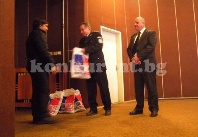 Наградиха 40 полицаи за Коледа 