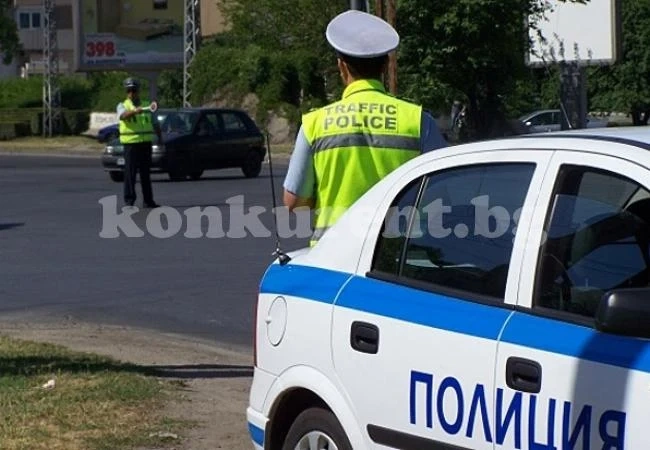 Фолксваген чукна Форд на кръстовище