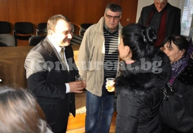 Кмет вдигна наздравица със служителите си