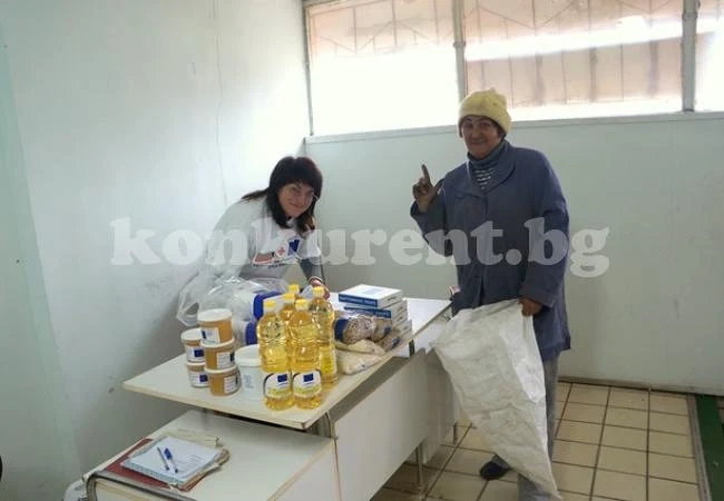 Социално слаби получиха храни за празниците