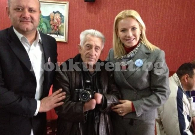 Фотограф без ръце прави снимки за събитие на “Евромайки”