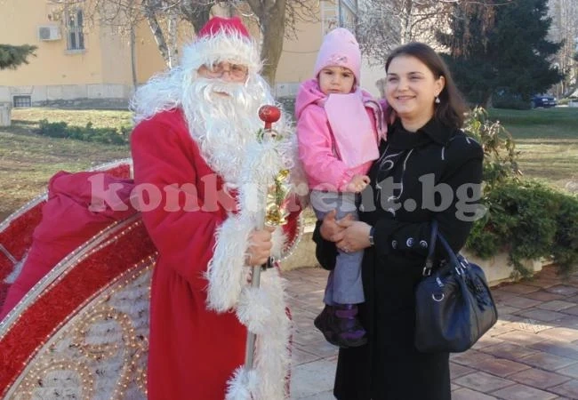 Дядо Коледа дава лакомства във Враца