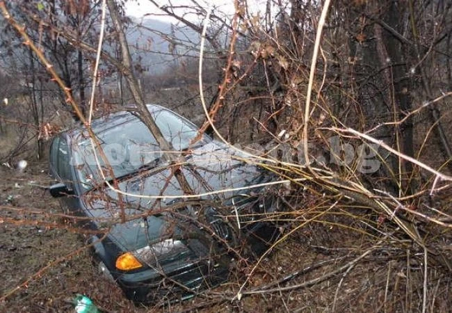 БМВ излетя от пътя на Е-79