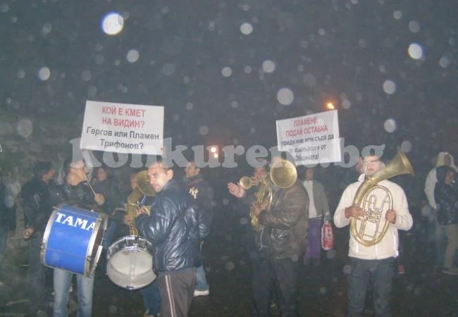 Общинари празнуват, недоволни протестират