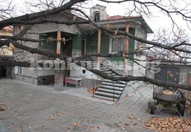 Психо опита да зaкопае брат си в двора