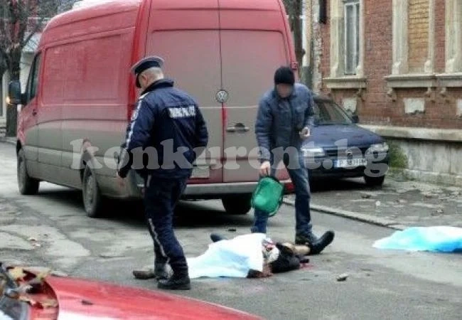 Бус върна назад и уби жена