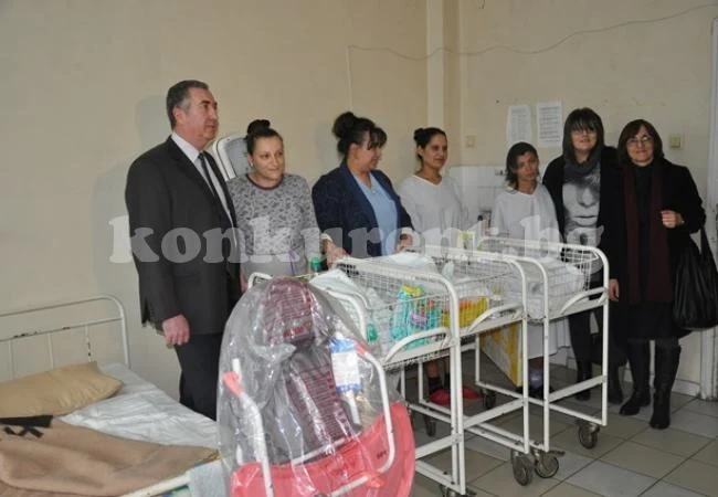 ГЕРБ-Видин с подаръци за бебетата на 2014 година