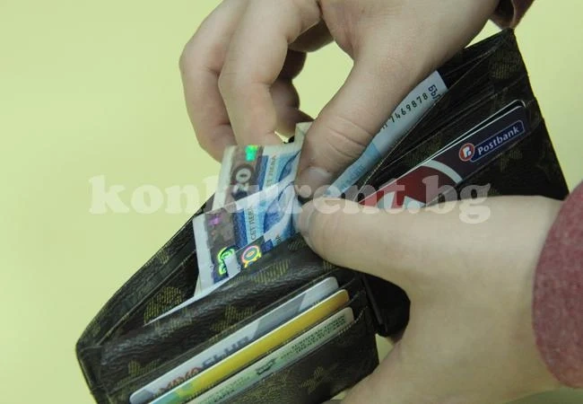 Счетоводителка ощипа кумеца си