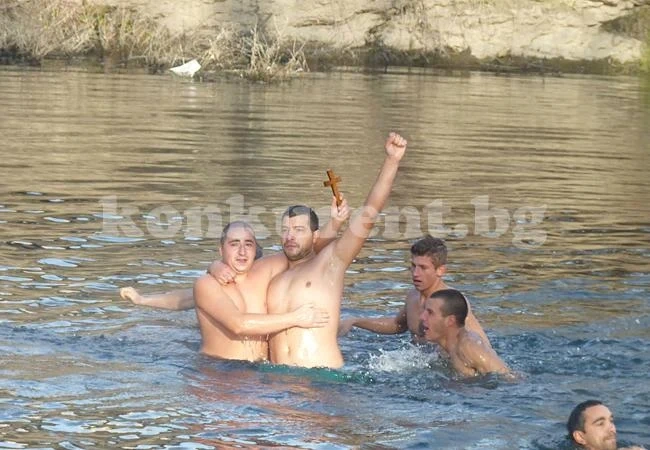 Павел хвана кръста под Калето