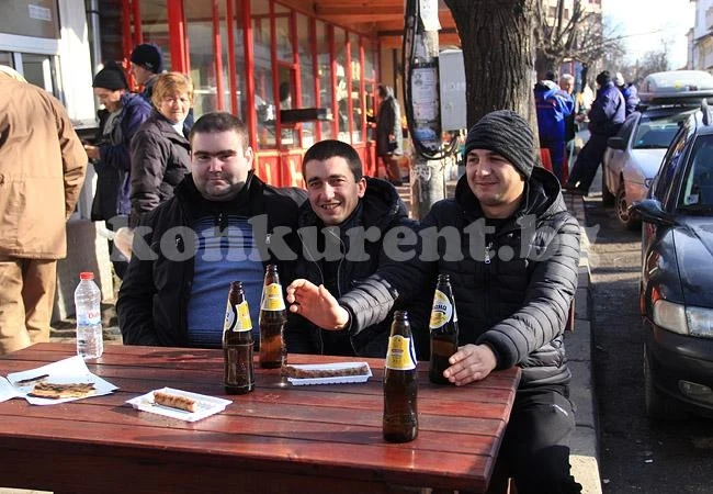 Именните дни изкараха врачани да се черпят на открито