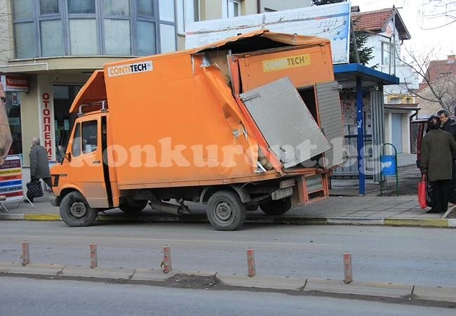 Камион помете бус при хотел Раде
