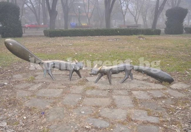 Вандали посегнаха на бронзовите лисички в парка