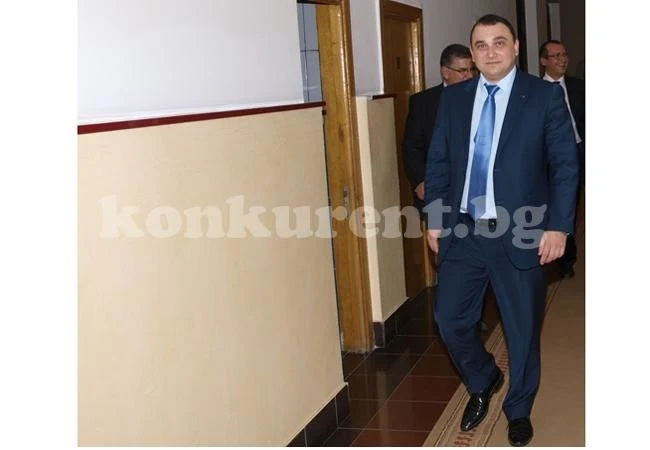 Кмет отбеляза рожден ден в работна обстановка
