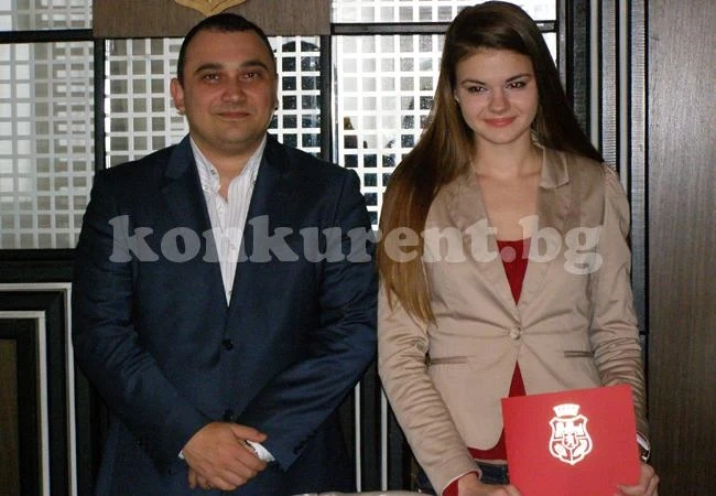 Отличиха ученичка с герба на Видин