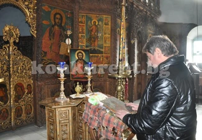 Хиляди се поклониха пред чудотворната икона в Лопушанския манастир