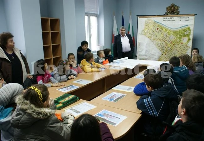Ученици трупат опит в администрация