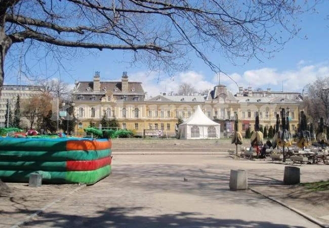 Строят парк с фонтан на мястото на Мавзолея