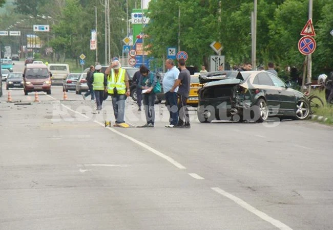 Шофьор, смачкал 3 коли, отнесе пробация