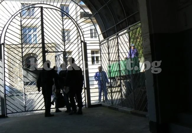 Събличали затворник гол пред всички, той иска 10 бона