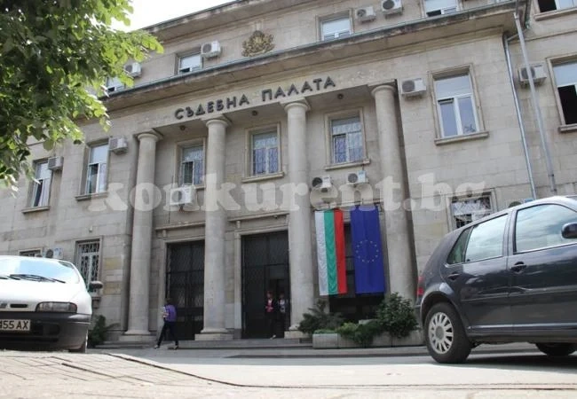 Затвор за асистентка, източвала банкова сметка
