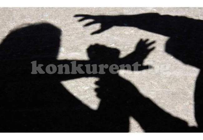 50 обирджии късат обеци с ушите