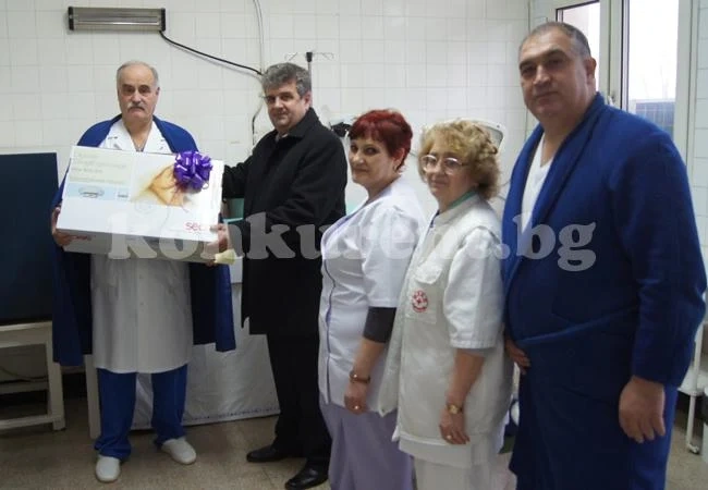 Депутат дари електронна везна и работно облекло на медици
