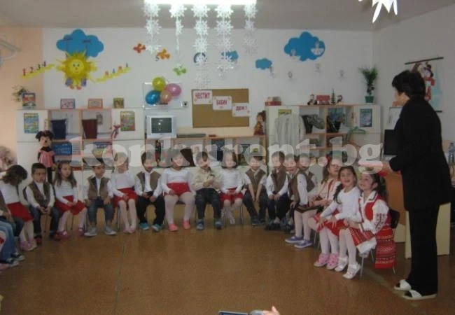 Деца поздравиха с концерт баби в библиотека