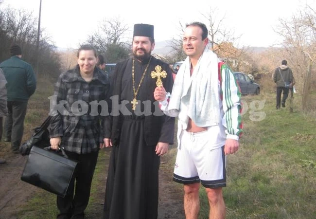 Пожарникар спаси Богоявленския кръст