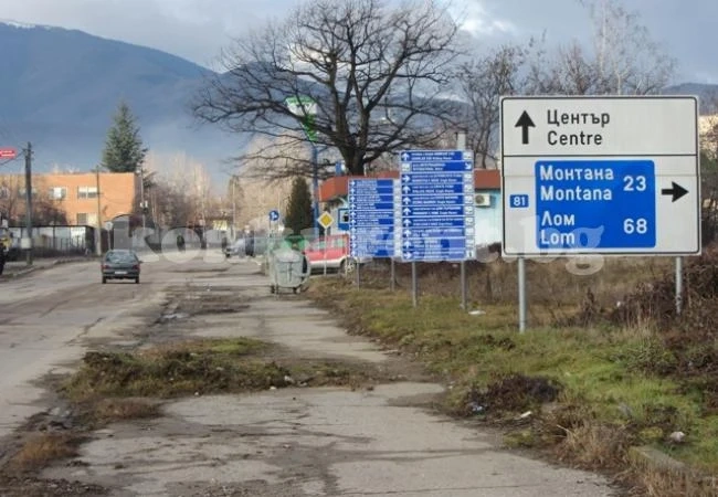 В Берковица са поставени 60 нови пътни знака