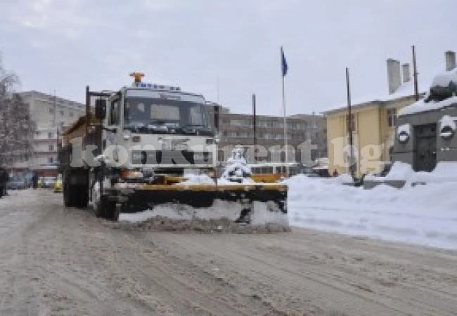 24 часа чистят машините снега във Видин